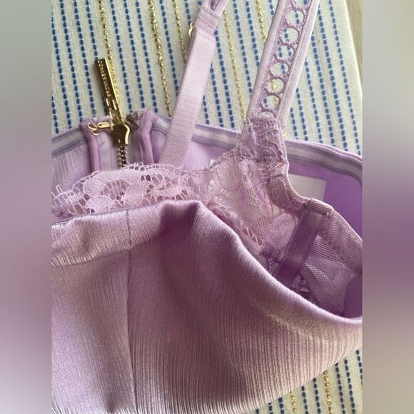 Bronx & Banco lavender top with a delicate lace bra - Picture 8 of 11